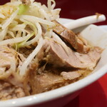 ラーメン二郎 - 豚の厚み