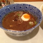 頑者 - ネクストレベル -限界濃度- のつけダレ。とにかく濃い。ドロッドロ。見た目もいつものつけダレとあきらかに違うし、いつもより少なめに麺をつけてもドーンとくる！  こりゃ凄いよ 