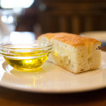 フォセッタ - 自家製フォカッチャとハーブオイル
