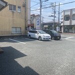 ラーメン井出 - 店舗敷地内駐車場