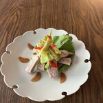 タイ料理 みもっと - ローストポークとケールのサラダ