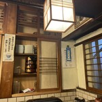 菊岡寿司 - レトロな店内。ガラスすら柔らかい