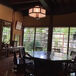 茶房 ぎゃらりー かさの家 - 2人がけのテーブル席から縁側を撮影