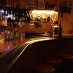 旧バラ荘 - 60年のときを刻むRを描くカウンター