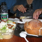 Boston and Maine Fish Company - パンの中はクラムチャウダー