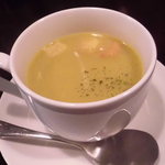 スリランカダイニング アマヤ 河内長野本店 - クルトン入りのレンズ豆のスープ 黒く浮いてるのはクミンだと思うんですけど???