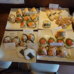 ひるのんの - 料理写真:見た目鮮やか、豪華で
面白そうなおにぎりが並んでいるなあ❗️

■先ずは、おにぎりを1つ選ぶ
（ランチ金額に含まれるので）

その中から、当然❔️w一番高そうな（笑）