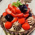 フルーツピークス - 『ダークチェリーとイチゴ』のタルト