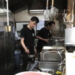 そばうどん 立ち喰い雑賀屋 - カウンターから見た厨房