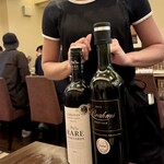 ドラゴン ショクドウ - お客さんの好みワインの説明をしてくれ、導きだしてくれる。これもドラゴン食堂の楽しみの一つなんだろーうね^_^