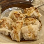 ドラゴン ショクドウ - お馴染み水餃子！友人もこれには舌鼓を打つ。