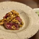 ドラゴン ショクドウ - 牛肉のたたきをゆっくり味わいながらスタート。