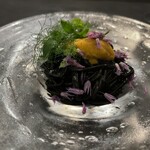 カーサ・デル・チーボ - ⑤冷製タリオリーニ 八戸産ヤリイカ イカ墨ソース 八戸産生うに