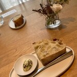 restaurant.m - 水分多めもっちり桜海老?パンと海鮮のバター、海苔とか