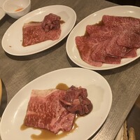 うしごろバンビーナ 恵比寿本店 - 手前：サーロインと特選部位切り落とし
                      右上：とうがらし、ともさんかく