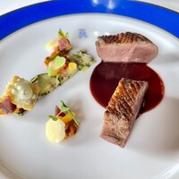 トゥールダルジャン 東京 - 幼鴨のローストハスカップソース
                    
                    流石です
                    塩加減完璧で旨味が最大限に引き出されてる
                    横に添えているきゅうりもナゾの強い旨味が
                    全てが美味しく、量はちょっとなのに大満足