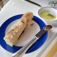 トゥールダルジャン 東京 - 最初の2品用のパン
                      トマトとバジルが入っているフォカッチャっぽいパン
                      激ウマなのにフレッシュハーブを漬けたオリーブオイルで完璧に