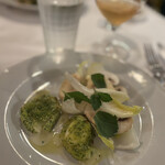 神楽坂 ル コキヤージュ - シャンピニオンとチコリのサラダ　シェーブルチーズのパン粉焼き