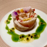 シェ オリビエ - 鹿児島県産カンパチ マンゴー✕パッションフルーツ✕わさび菜✕バニラ・カンパチのマリネが目と香りで楽しめる！これを食べるだけでも来る価値あり。