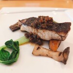 アドゥエパッシ - お魚のソテー（本日のお魚はイシモチでした）ナッツ・ケッパー・ドライトマトなどのソースです。お魚の身はふわっふわ皮面はカリッと適度な脂乗りで美味しいお魚でした。