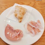 アドゥエパッシ - 前菜1・左モルタレッダハム・右ペルシュウ（国産の生ハム）・奥トルタフリッタ（揚げパン）