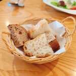 アドゥエパッシ - パンはおかわりしちゃったくらいです美味しかったな〜^_^白色はもっちり高加水パンでブラウンはナッツとイチヂク入りでした。