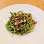 アドゥエパッシ - パスタ　ほうれん草のペーストとナッツのソース（オイルベース）まろやかほうれん草ソースにナッツの香ばしさ・そしてオリーブオイルがなんともいい具合なんです！