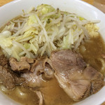ラーメン二郎 - ラーメン 700円　麺半分・ニンニク・カラメ・アブラ