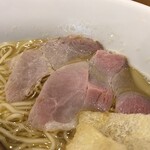 朝ラーメン 浜堂六九 - チャーシューは食べやすいサイズ、
とても柔らかく非常に美味しい！