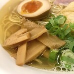 朝ラーメン 浜堂六九 - 歯応えの良いめんま、
フレッシュ感のあるネギ。