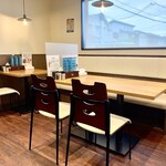 朝ラーメン 浜堂六九 - 清潔感のある店内。
照明はシンプルでスタイリッシュ。