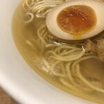 朝ラーメン 浜堂六九 - 薄い膜が張った感じのスープ表面、
いりこの旨みがしっかり効いて美味しい！