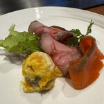 南海グリル - 前菜は、ローストビーフとスモークサーモン　