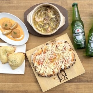 生パスタや肉・魚料理など、アラカルトも豊富でちょい飲みにも◎