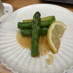 鮨 しら河 - 一本食べてしまったアスパラバター