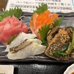 わ楽 - お刺身:生本マグロ、生サーモン、とびっこ、カツオのたたきピリ辛ニラ和え、炙り鯛