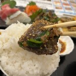 わ楽 - カツオのたたきピリ辛ニラ和え　オンザライス  