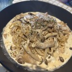Toq's - 鶏胸肉とキノコのパスタ