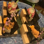 どまんなか 秋葉原別邸 - たっぷり雲丹のつまみ寿司& 本マグロのトロタクつまみ寿司
