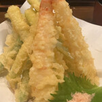 どまんなか 秋葉原別邸 - エビとアスパラの天ぷら