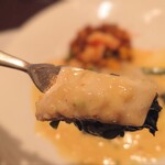 東洋軒 - ぷりぷりの身とほうれん草、そしてスパイシーなソースが相性◎