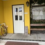 バナナカフェ - 外観もバナナ色