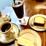 アリー コーヒー - ・定番のアイスコーヒー　・本日のスイーツ／パウンドケーキ