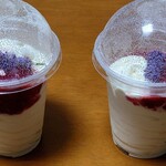 MONT cafe - 料理写真:苺のソフトクリーム、左通常780円、右ミニサイズ640円