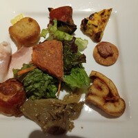 トラットリア ダイ パエサーニ - 前菜盛り合わせ。酸っぱいナスとか丸まったピザとか。いろんな味。