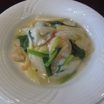 海鮮丼。ほたてやカニ、えびがたっぷり。火の通し加減も最高。