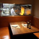 タンテ グラッツィェ - カウンター席や、キッチンが見えるテーブルも