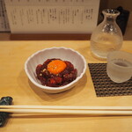 寿し小松 - 天然本マグロ めきんユッケ ＆ 鍋島 特別純米