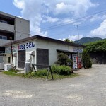 手打ち 山もとうどん - 店舗を斜めから