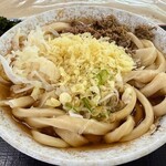 手打ち 山もとうどん - 肉うどん中@¥750(テーブル脇の天かす投入後)